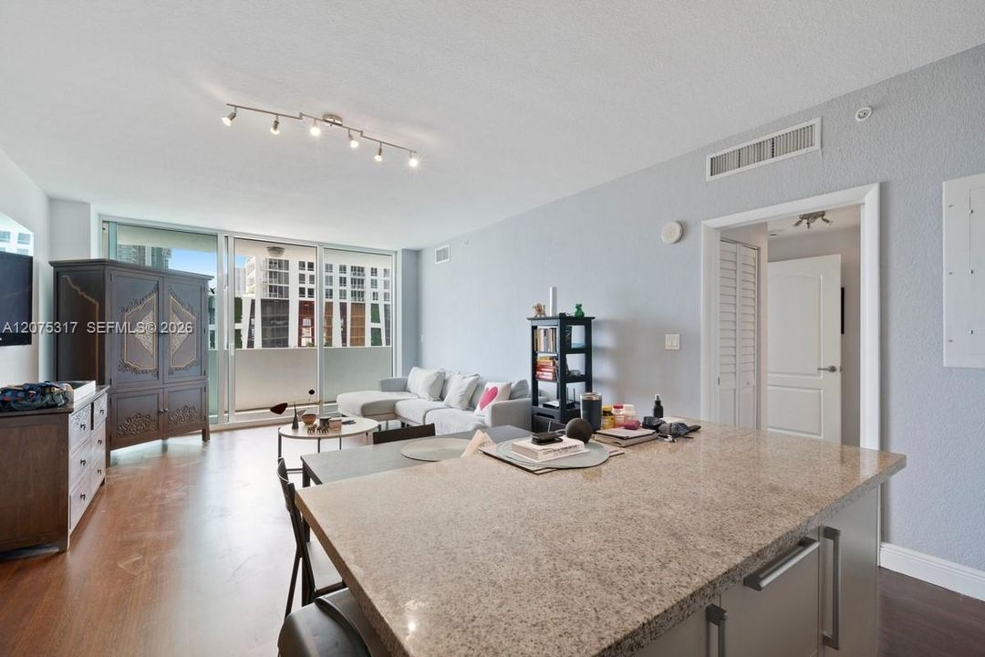 For Rent: $2,350 (1 beds, 1 baths, 762 Square Feet)