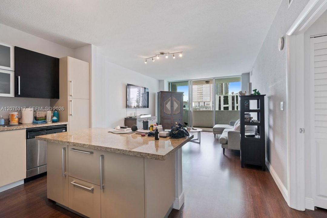 For Rent: $2,350 (1 beds, 1 baths, 762 Square Feet)