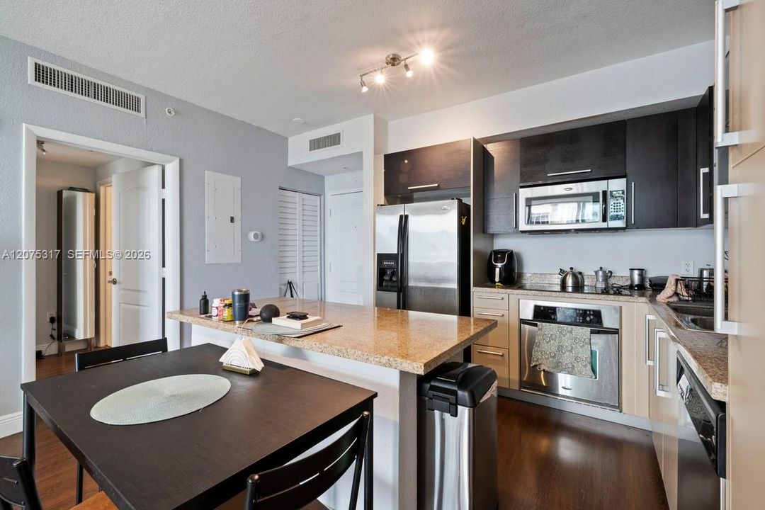 For Rent: $2,350 (1 beds, 1 baths, 762 Square Feet)