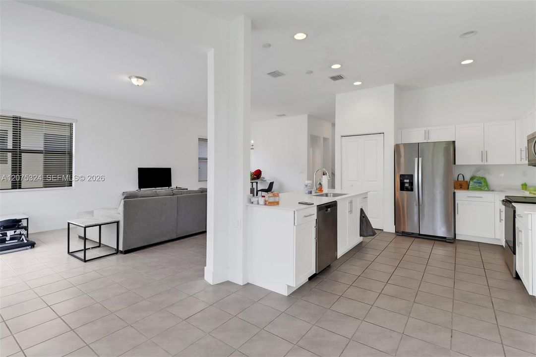 For Rent: $2,200 (3 beds, 2 baths, 1788 Square Feet)