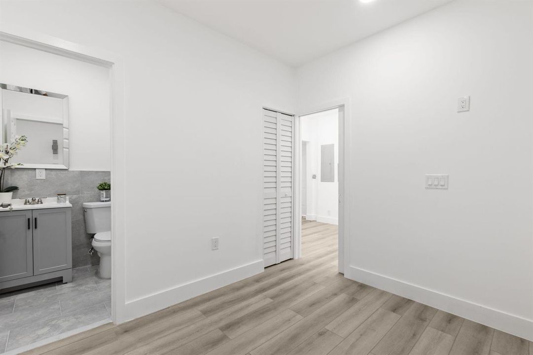 Suite Bathroom Entry