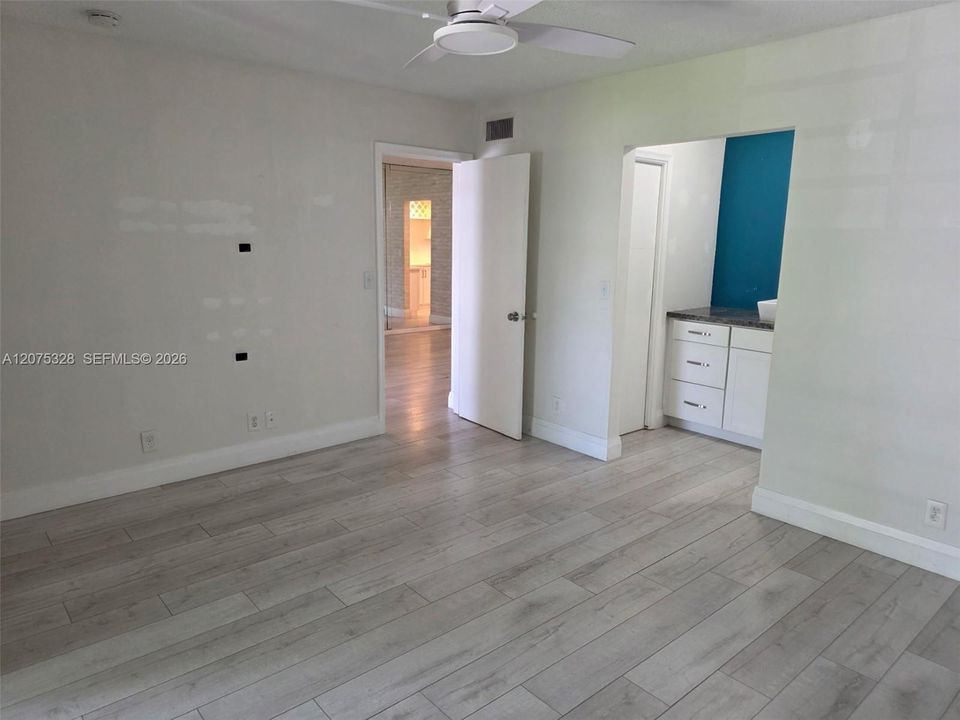 For Sale: $154,900 (2 beds, 2 baths, 958 Square Feet)