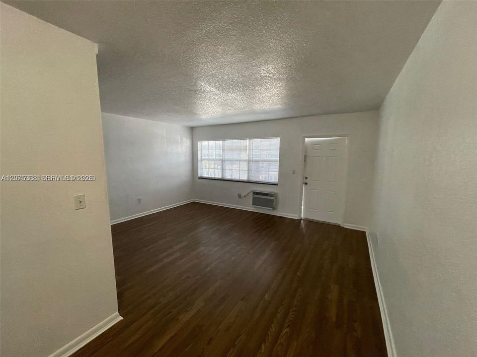 For Rent: $1,700 (1 beds, 1 baths, 653 Square Feet)
