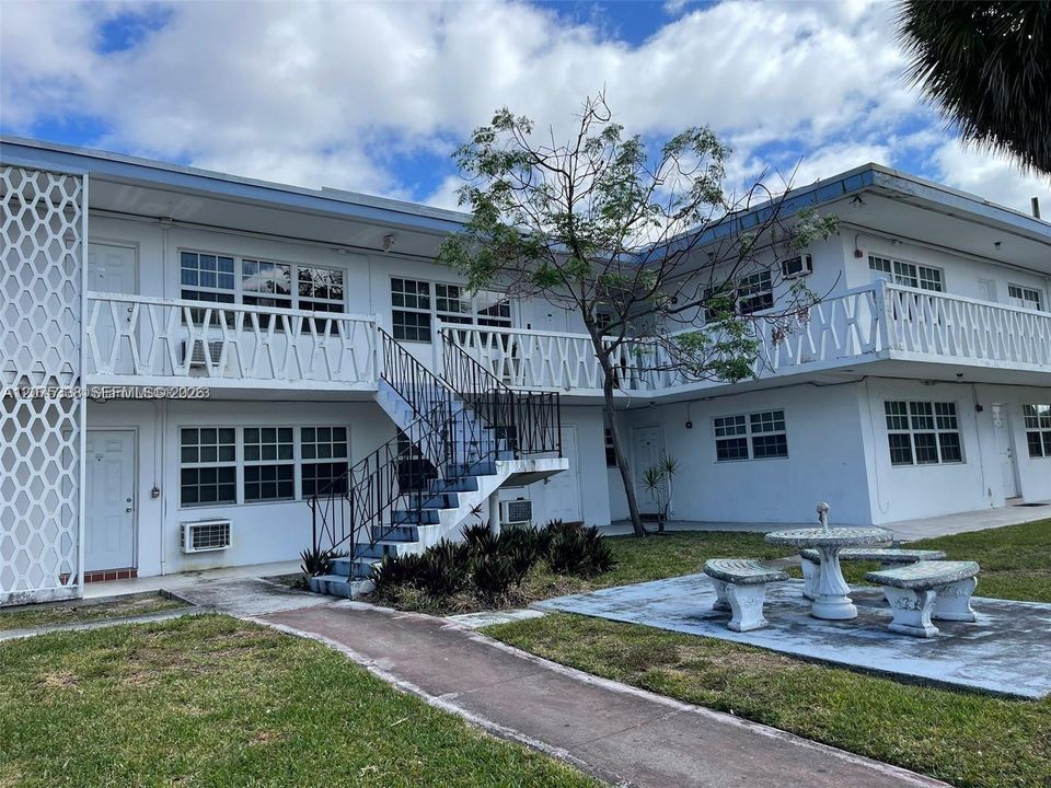 For Rent: $1,700 (1 beds, 1 baths, 653 Square Feet)