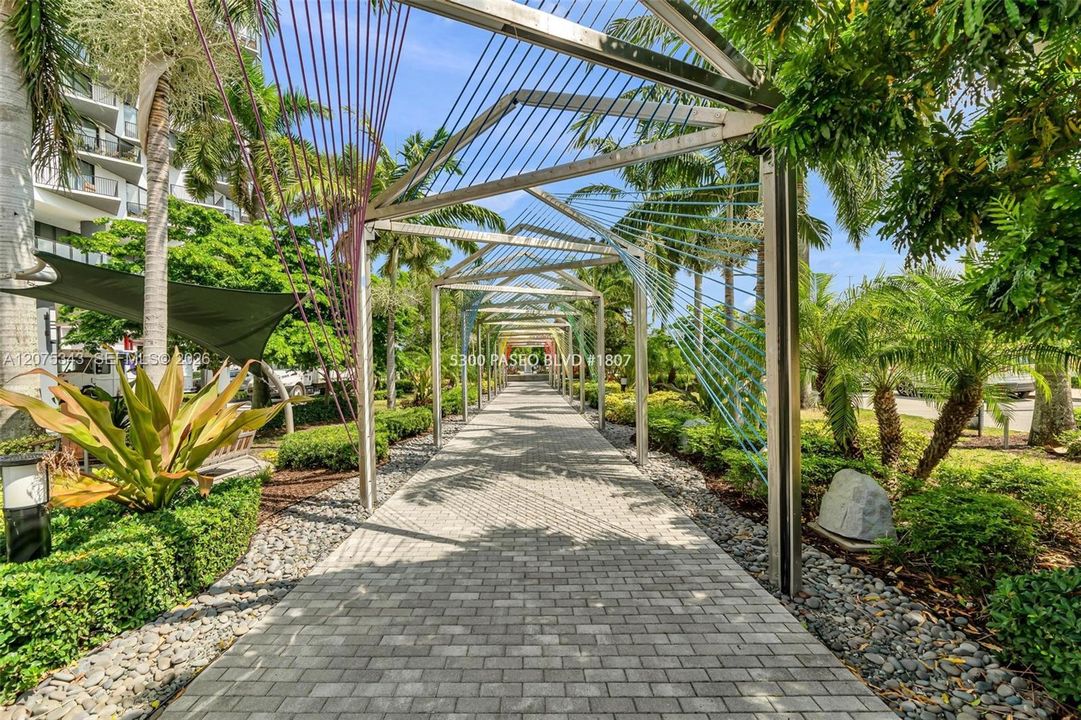 For Sale: $362,500 (1 beds, 1 baths, 698 Square Feet)