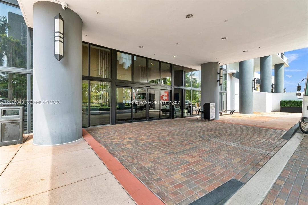 For Sale: $362,500 (1 beds, 1 baths, 698 Square Feet)