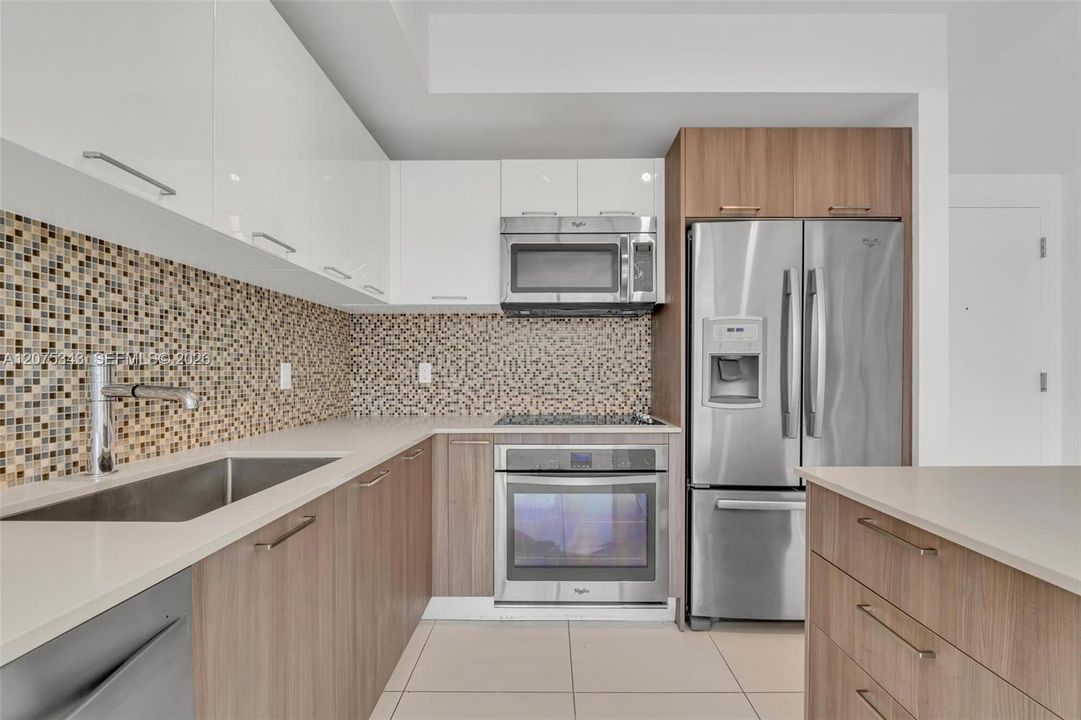 For Sale: $362,500 (1 beds, 1 baths, 698 Square Feet)