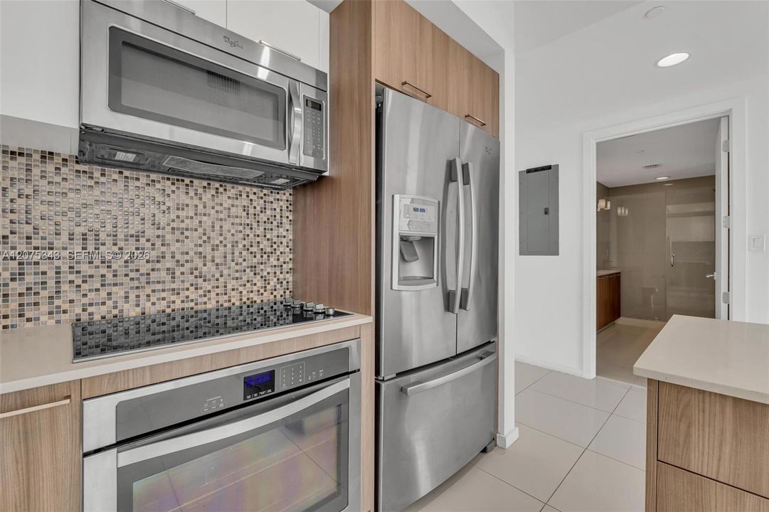 For Sale: $362,500 (1 beds, 1 baths, 698 Square Feet)