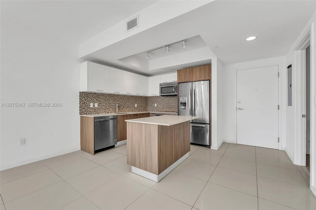 For Sale: $362,500 (1 beds, 1 baths, 698 Square Feet)