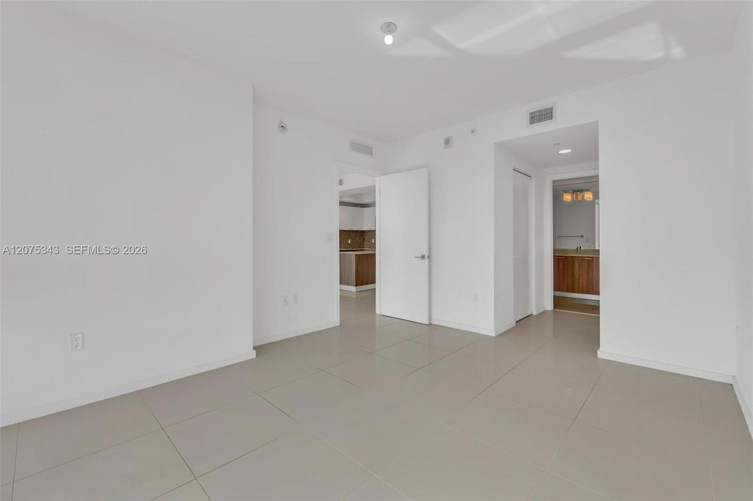 For Sale: $362,500 (1 beds, 1 baths, 698 Square Feet)