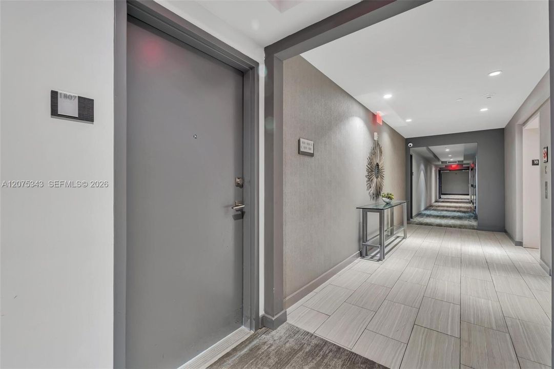 For Sale: $362,500 (1 beds, 1 baths, 698 Square Feet)