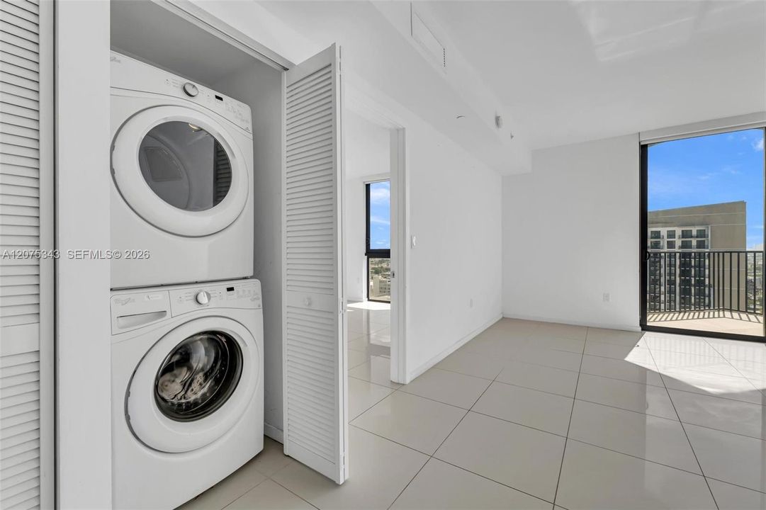 For Sale: $362,500 (1 beds, 1 baths, 698 Square Feet)