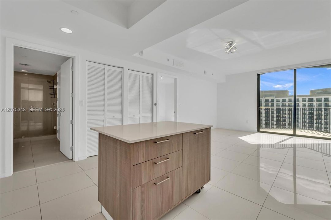 For Sale: $362,500 (1 beds, 1 baths, 698 Square Feet)