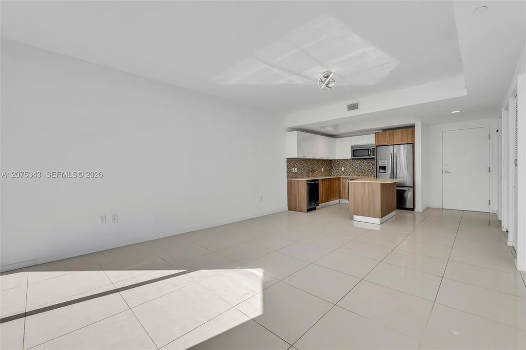 For Sale: $362,500 (1 beds, 1 baths, 698 Square Feet)