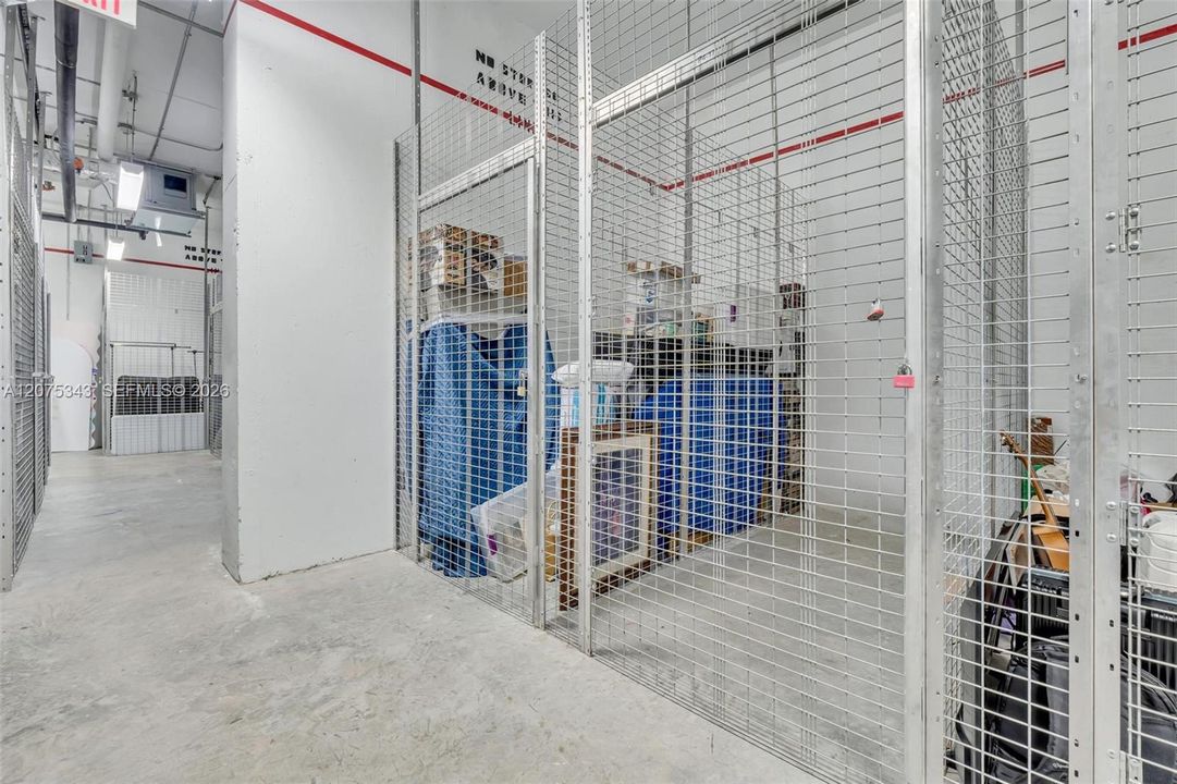 For Sale: $362,500 (1 beds, 1 baths, 698 Square Feet)