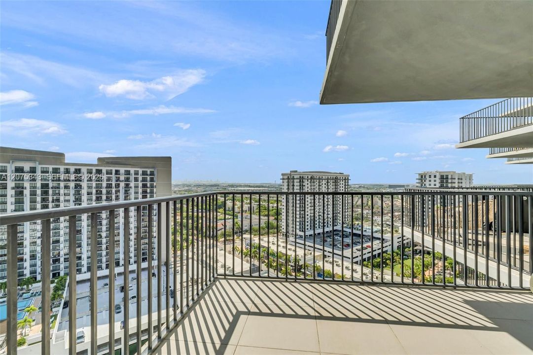 For Sale: $362,500 (1 beds, 1 baths, 698 Square Feet)
