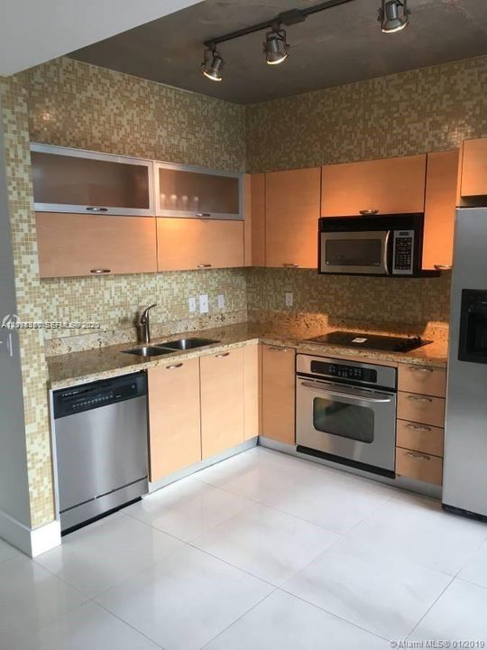 For Rent: $2,800 (1 beds, 1 baths, 694 Square Feet)