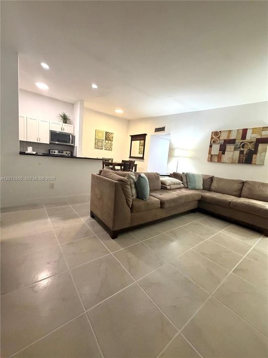 For Sale: $235,000 (2 beds, 2 baths, 870 Square Feet)