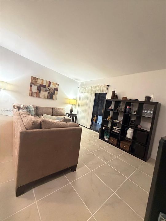 For Sale: $235,000 (2 beds, 2 baths, 870 Square Feet)