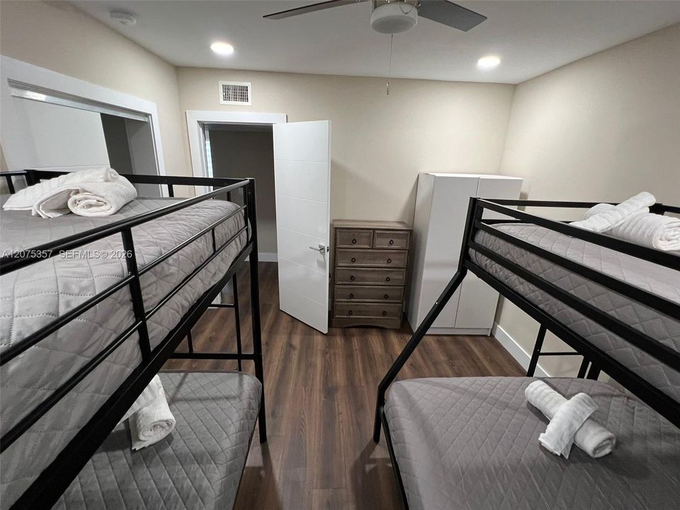 For Rent: $2,500 (2 beds, 1 baths, 2921 Square Feet)