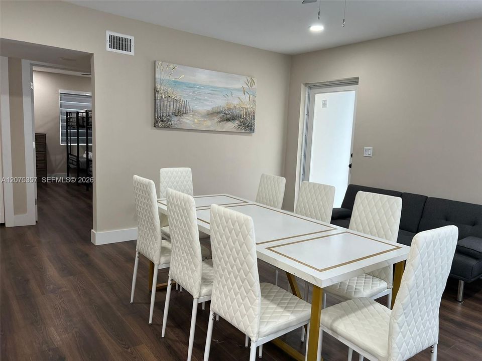 For Rent: $2,500 (2 beds, 1 baths, 2921 Square Feet)