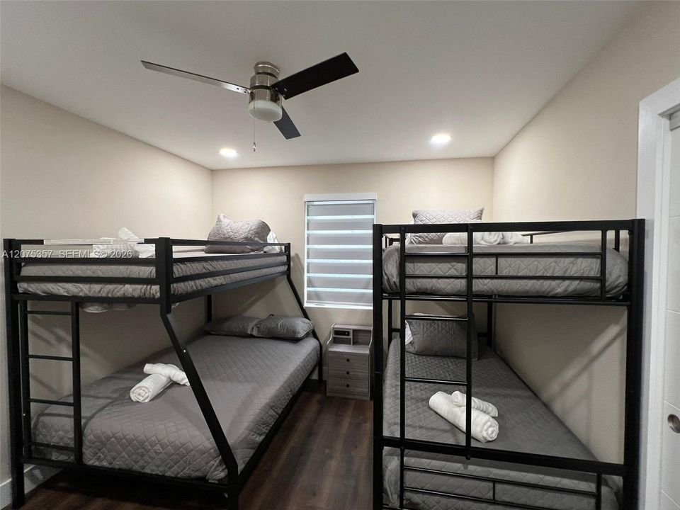 For Rent: $2,500 (2 beds, 1 baths, 2921 Square Feet)