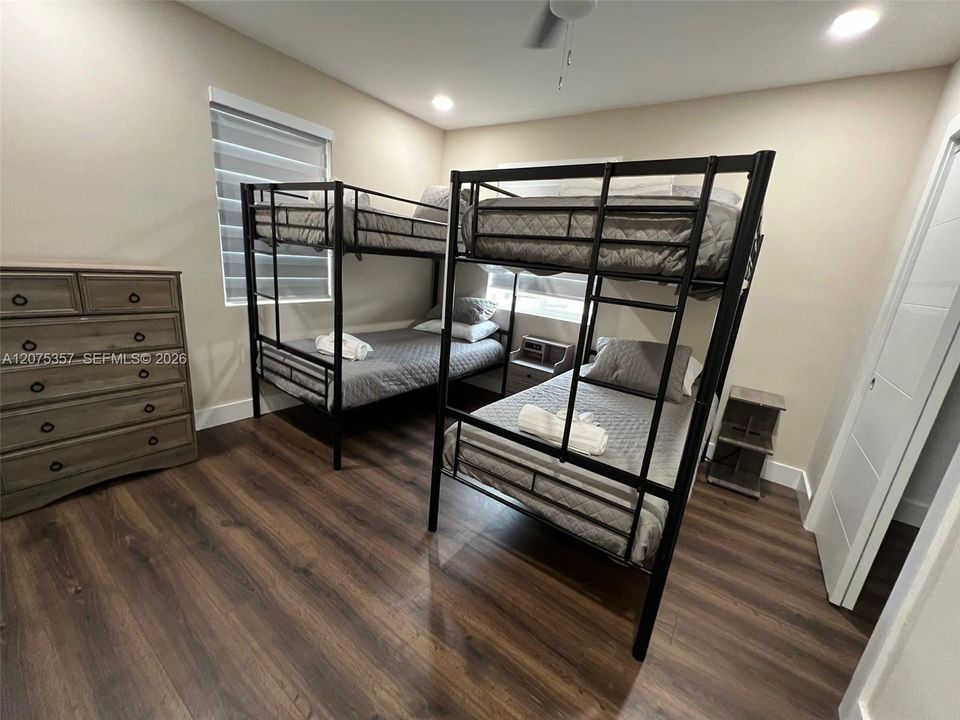 For Rent: $2,500 (2 beds, 1 baths, 2921 Square Feet)