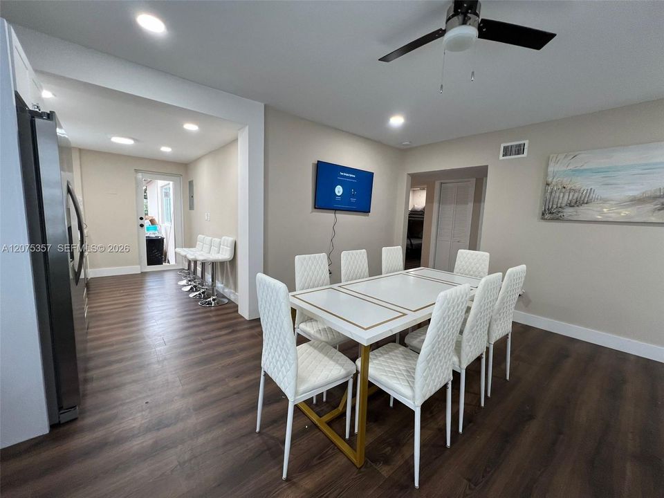 For Rent: $2,500 (2 beds, 1 baths, 2921 Square Feet)