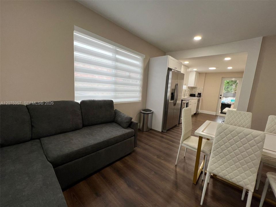 For Rent: $2,500 (2 beds, 1 baths, 2921 Square Feet)