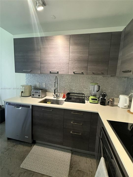 For Rent: $2,300 (1 beds, 1 baths, 526 Square Feet)