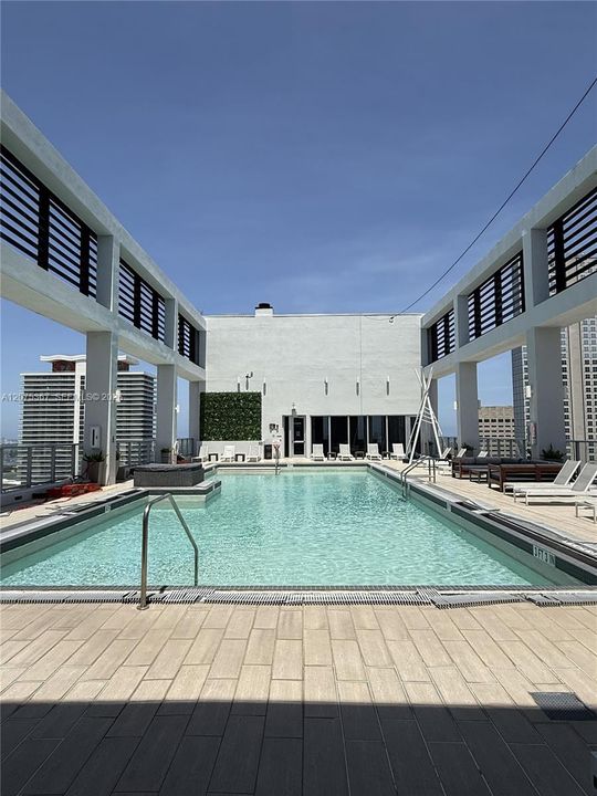 For Rent: $2,300 (1 beds, 1 baths, 526 Square Feet)