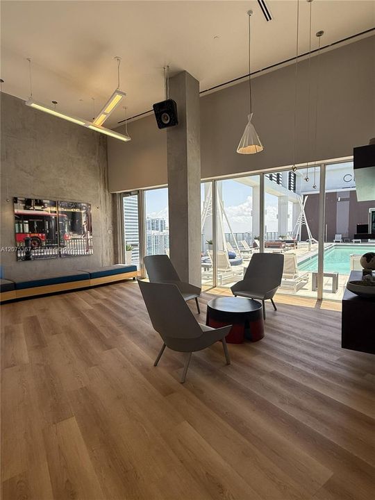 For Rent: $2,300 (1 beds, 1 baths, 526 Square Feet)