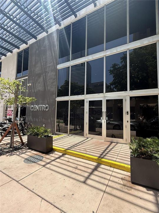 For Rent: $2,300 (1 beds, 1 baths, 526 Square Feet)
