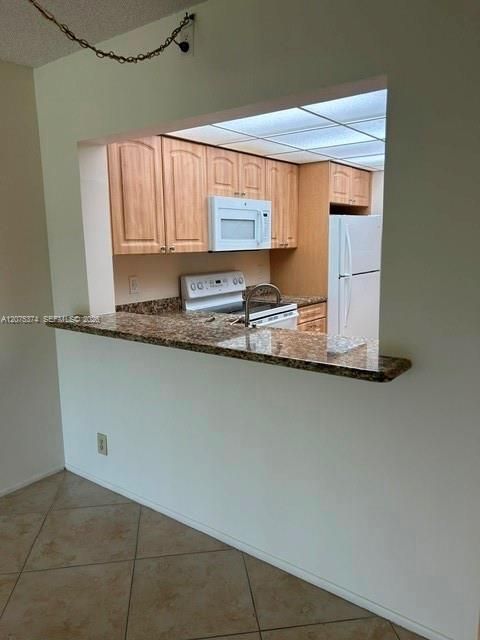 For Rent: $2,275 (2 beds, 2 baths, 976 Square Feet)
