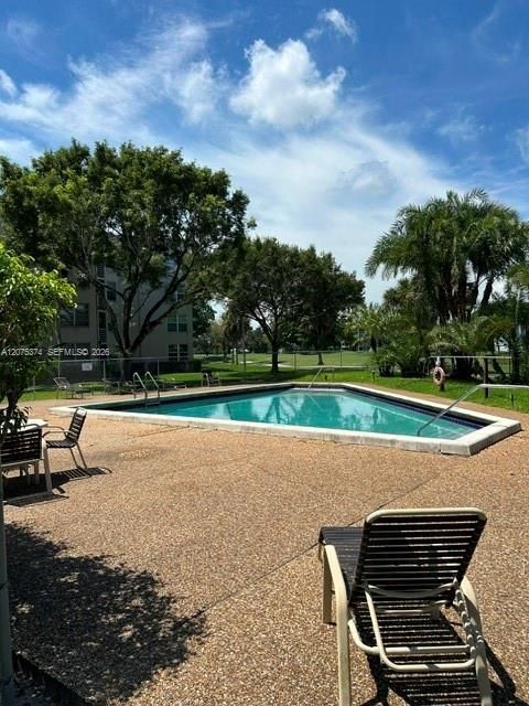 For Rent: $2,275 (2 beds, 2 baths, 976 Square Feet)