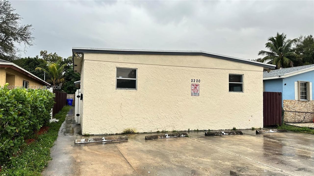 For Rent: $2,300 (3 beds, 2 baths, 2061 Square Feet)
