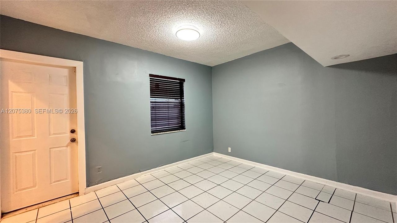 For Rent: $2,300 (3 beds, 2 baths, 2061 Square Feet)