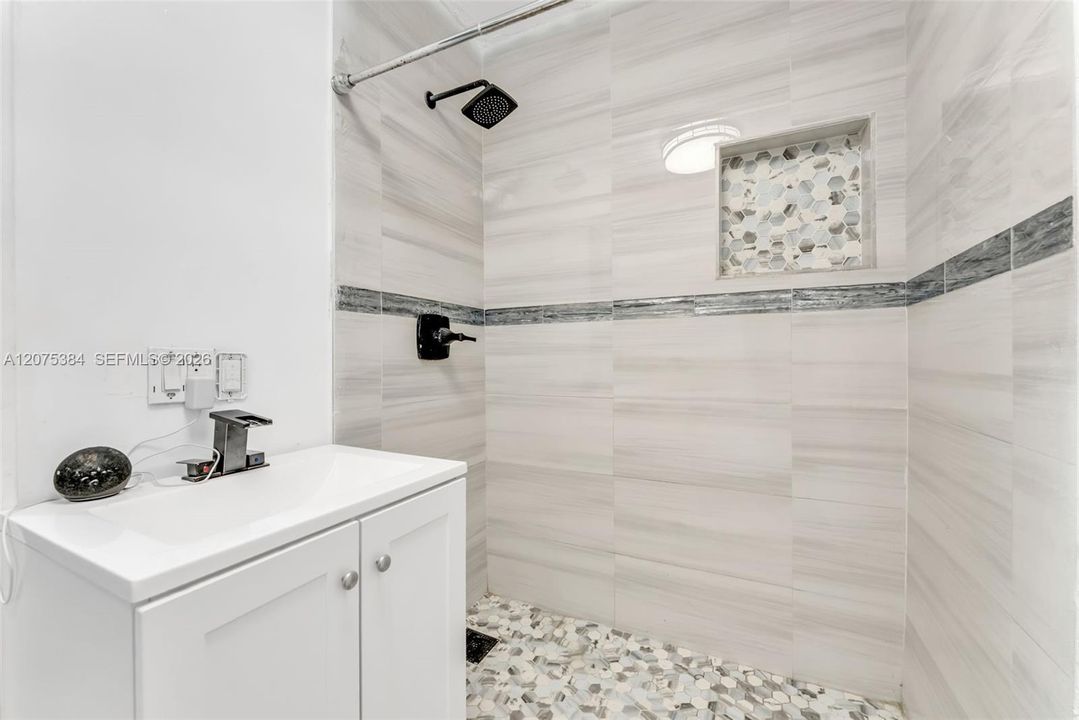 For Rent: $2,500 (3 beds, 1 baths, 1034 Square Feet)