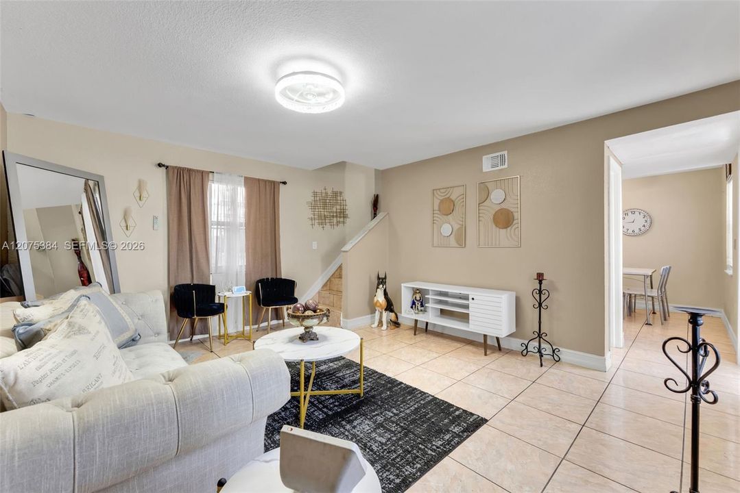 For Rent: $2,500 (3 beds, 1 baths, 1034 Square Feet)