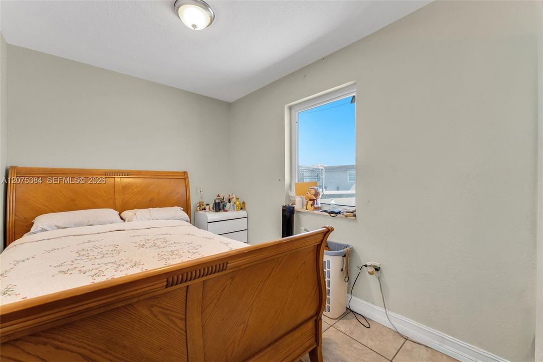 For Rent: $2,500 (3 beds, 1 baths, 1034 Square Feet)