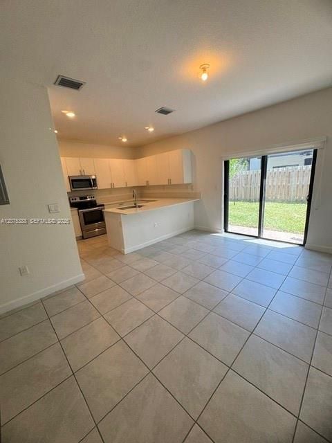 For Rent: $2,600 (3 beds, 2 baths, 1612 Square Feet)