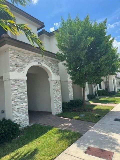 For Rent: $2,600 (3 beds, 2 baths, 1612 Square Feet)