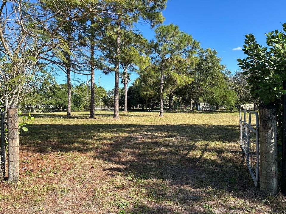待售: $515,000 (1.95 acres)