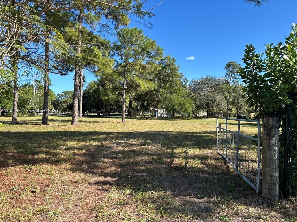 待售: $515,000 (1.95 acres)