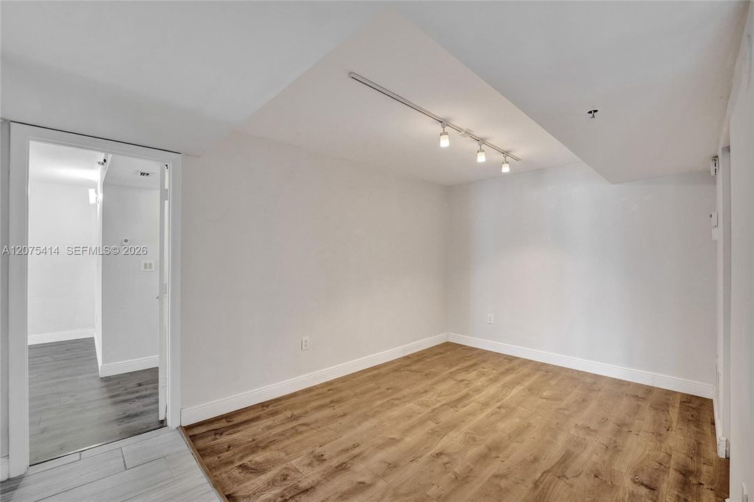 For Rent: $3,000 (1 beds, 1 baths, 1190 Square Feet)