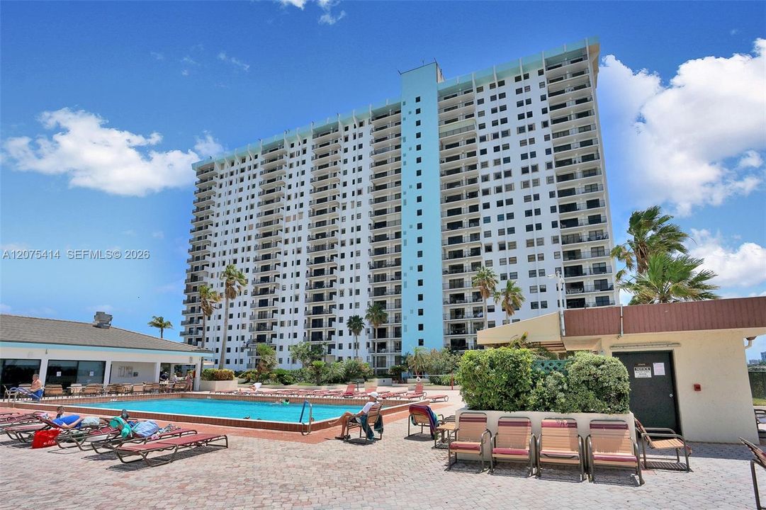 For Rent: $3,000 (1 beds, 1 baths, 1190 Square Feet)