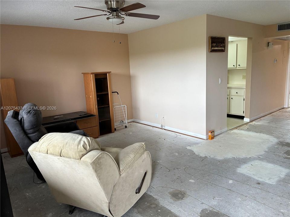 For Sale: $85,000 (1 beds, 1 baths, 702 Square Feet)