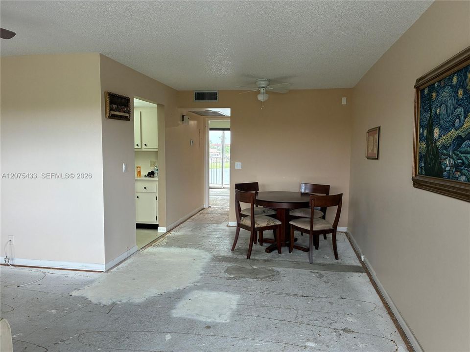For Sale: $85,000 (1 beds, 1 baths, 702 Square Feet)