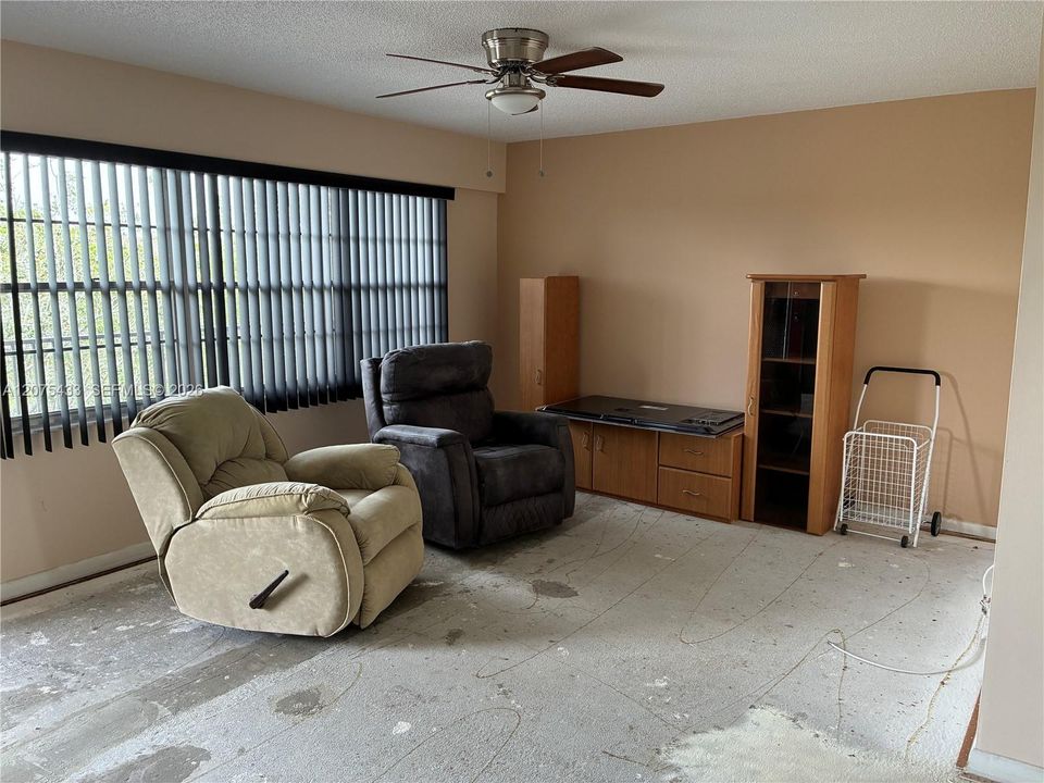 For Sale: $85,000 (1 beds, 1 baths, 702 Square Feet)