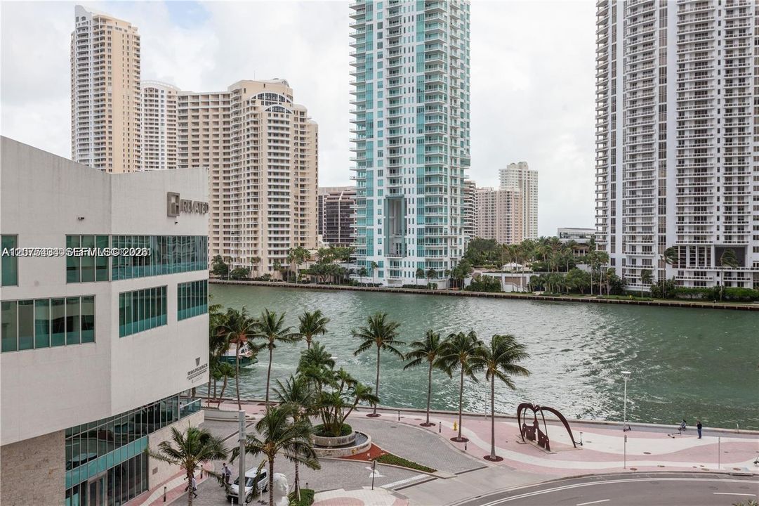 For Rent: $4,300 (1 beds, 1 baths, 1034 Square Feet)